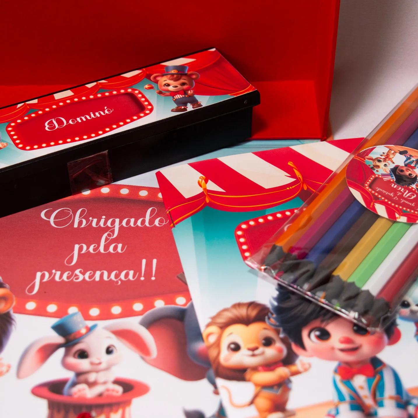 Maleta Cartonada com dominó e kit colorir - Imagem 7