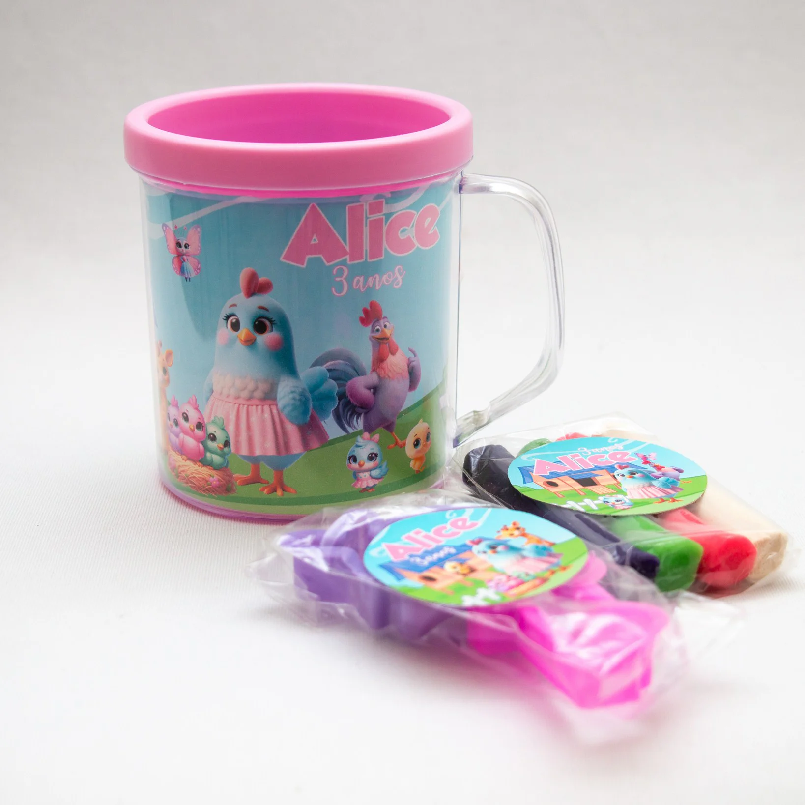 Caneca Personalizada com Kit Massinha e cortadores