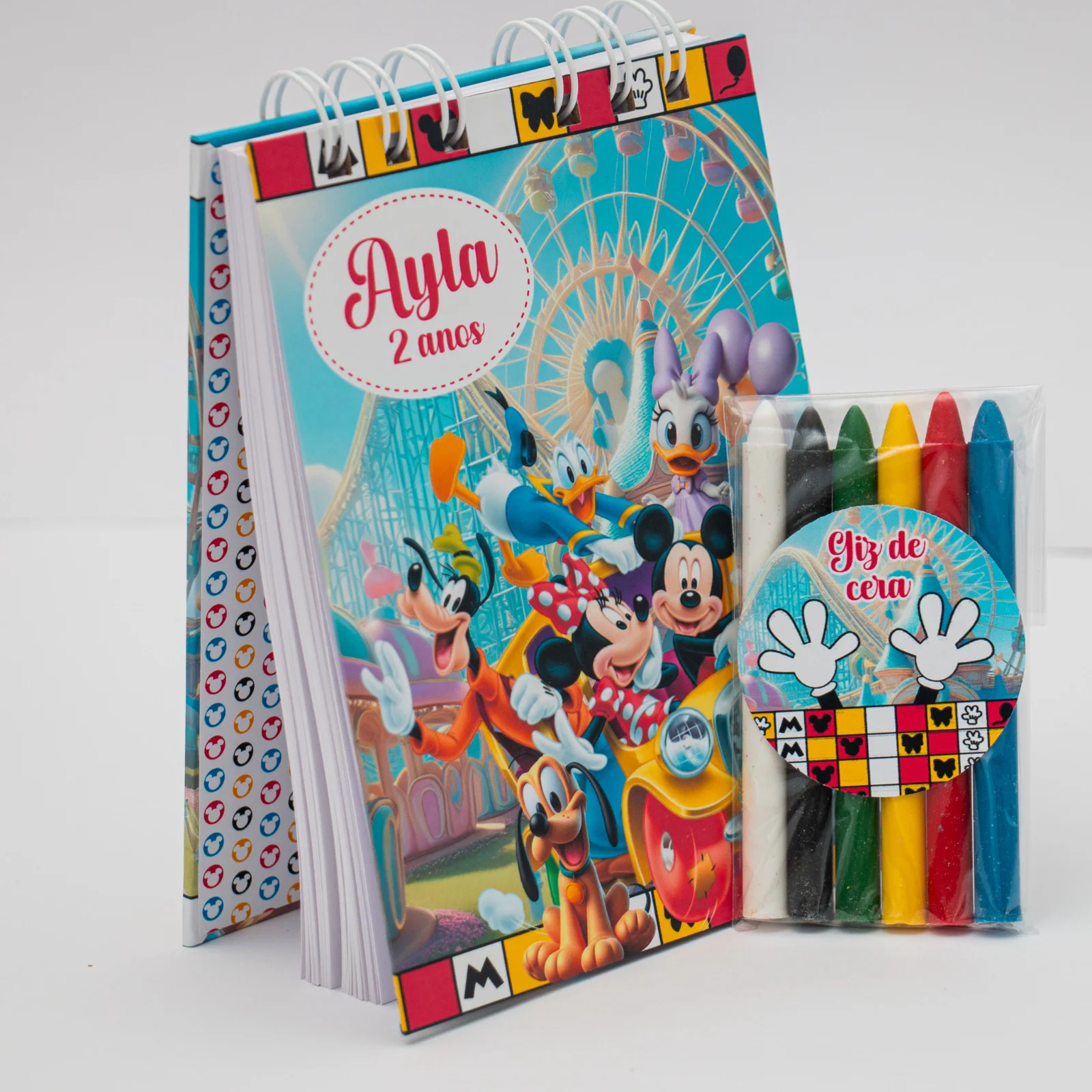 Livro de atividades com giz de cera