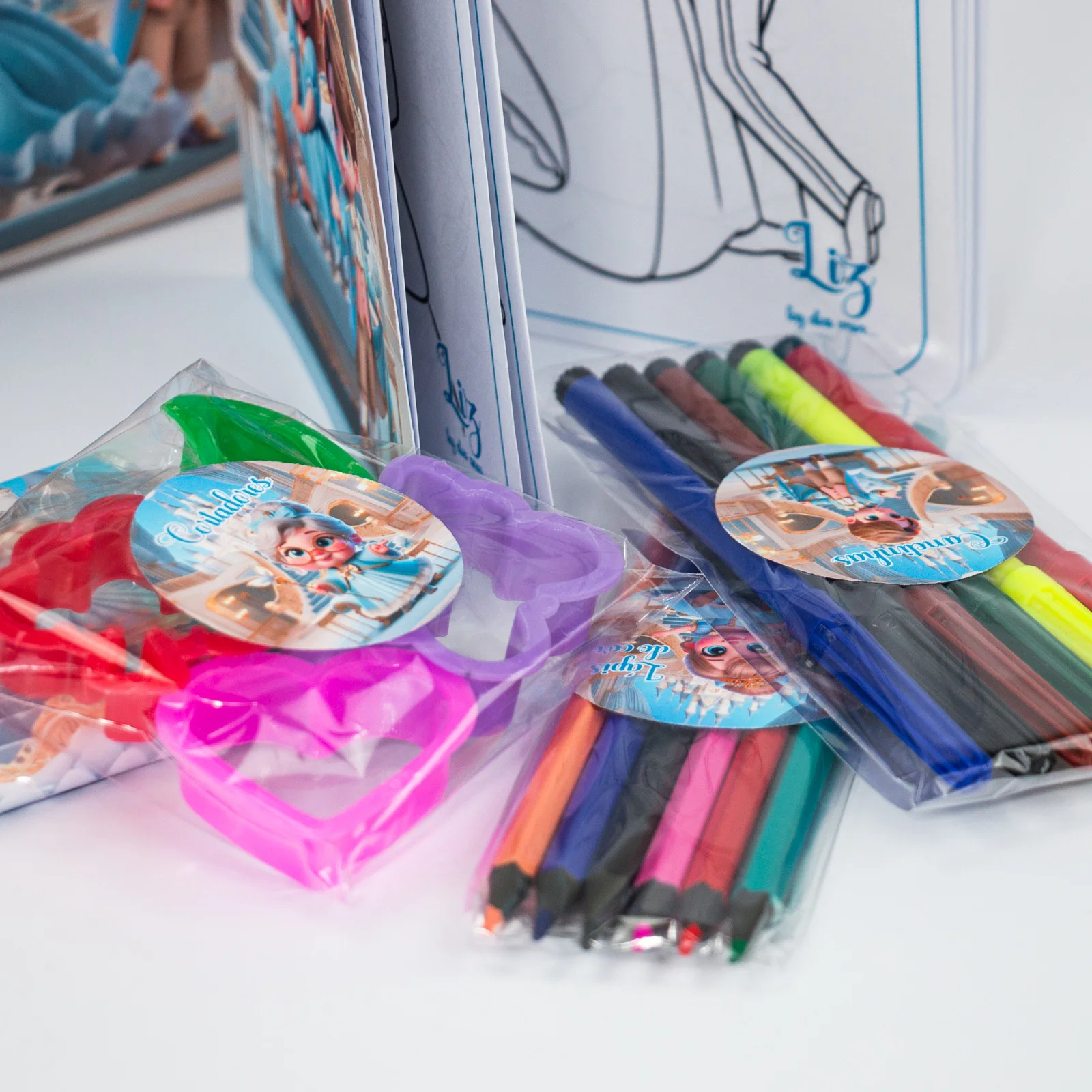 Maleta Cartonada com Kit colorir e massinha - Imagem 6
