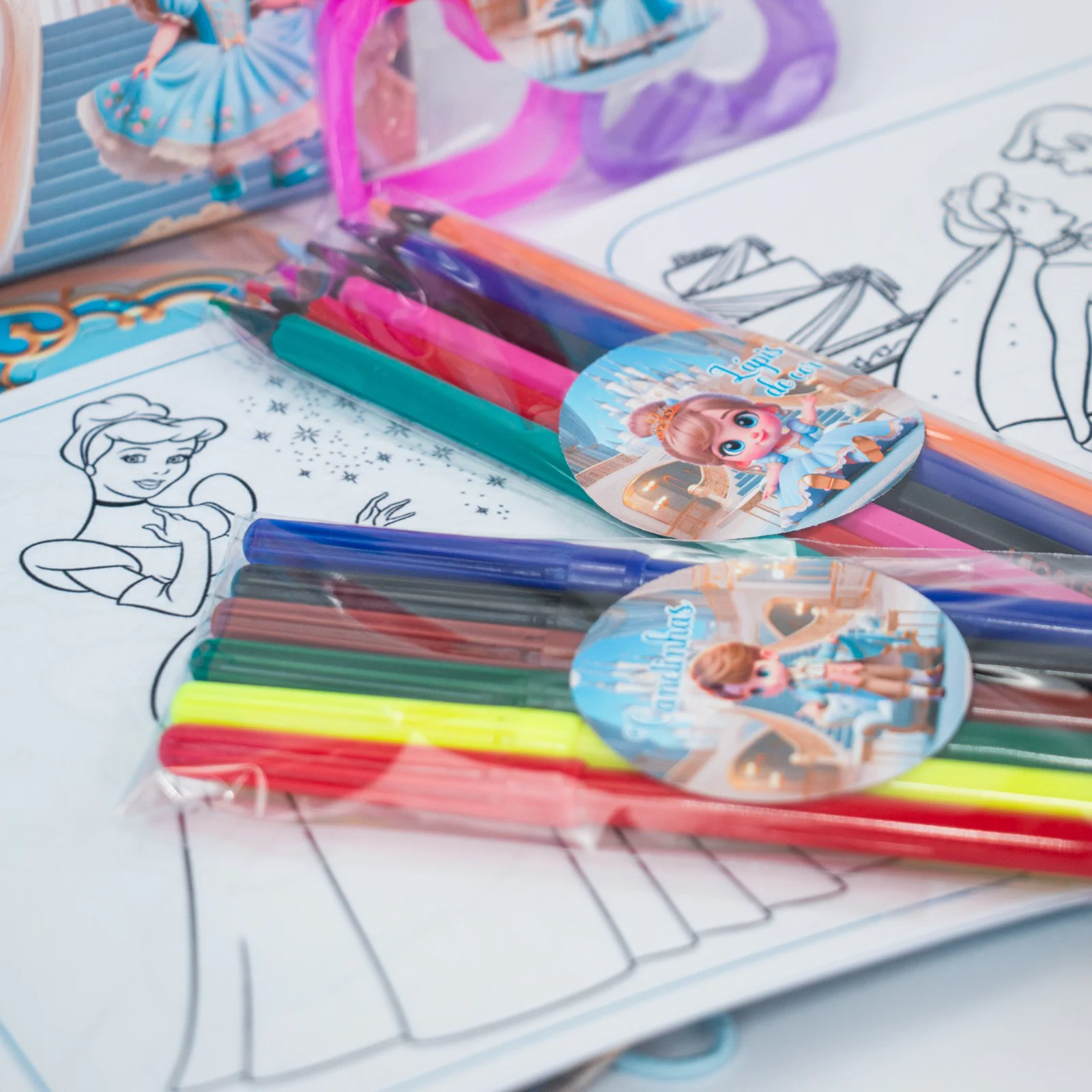 Maleta Cartonada com Kit colorir e massinha - Imagem 7